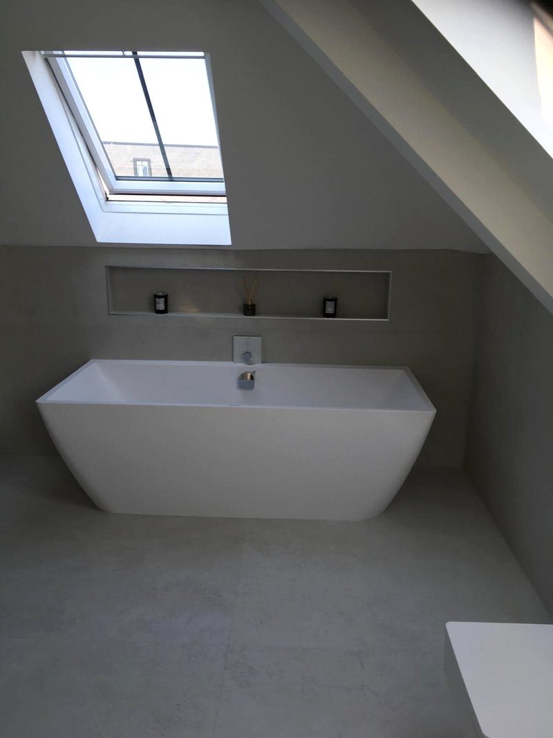 Loft bathroom in large-format porcelain