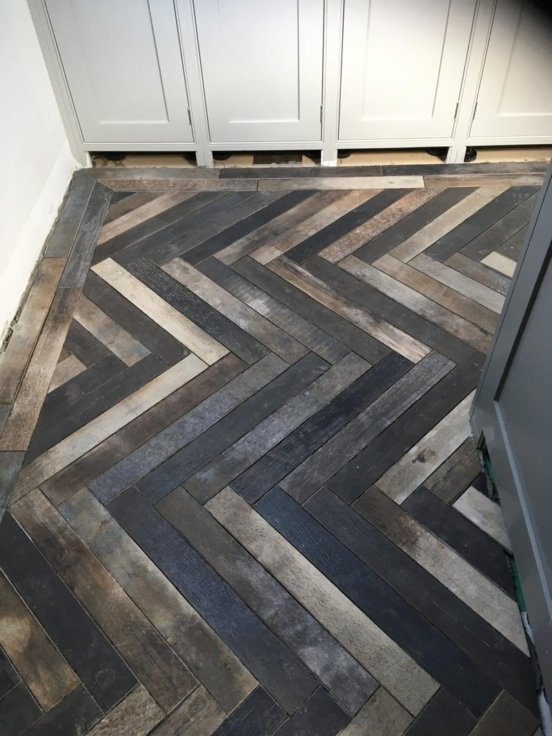 Herringbone wood-effect porcelain