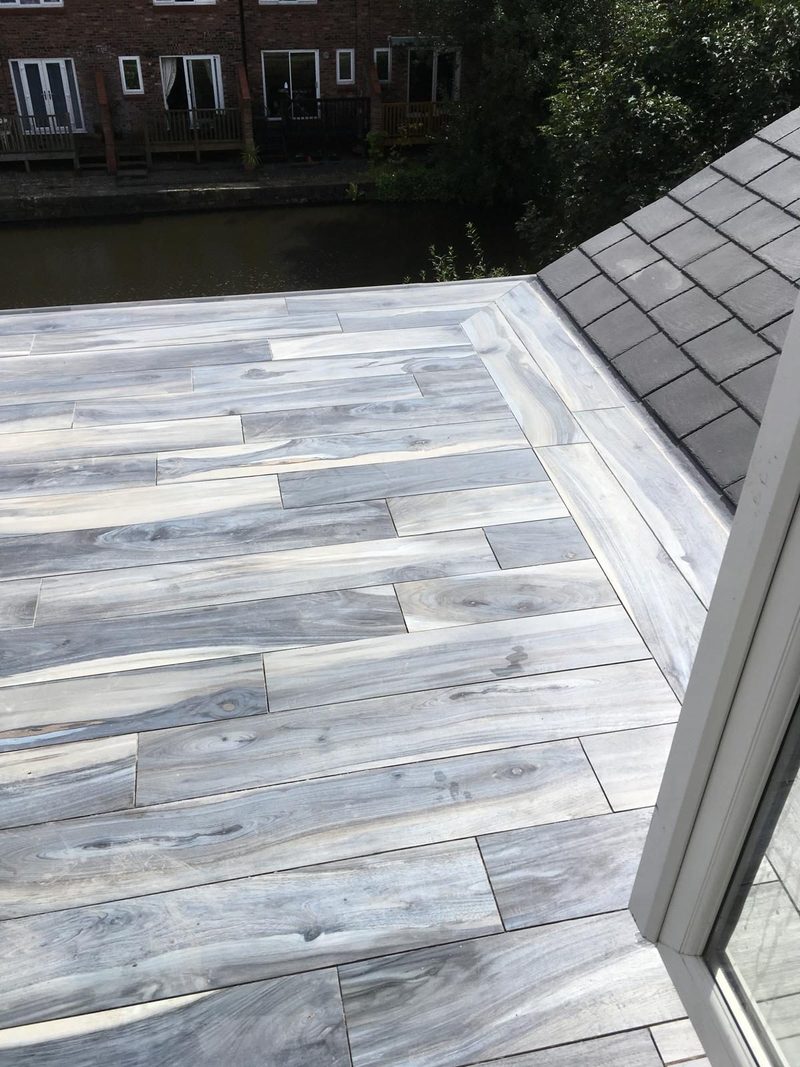 Wood-effect porcelain roof terrace