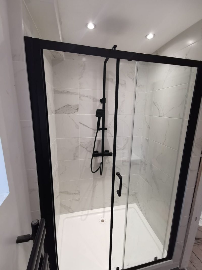 Finished marble-effect shower