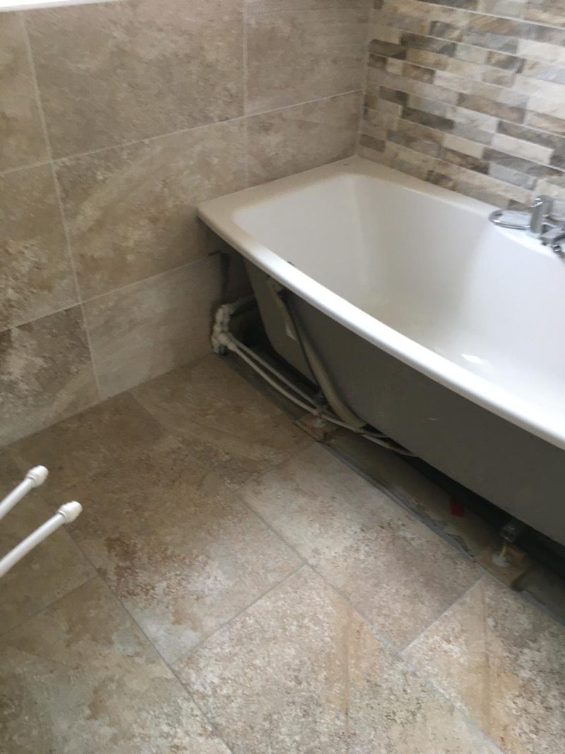 Travertine-effect bathroom