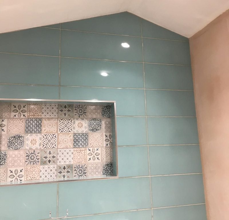 Gloss wall with patterned niche