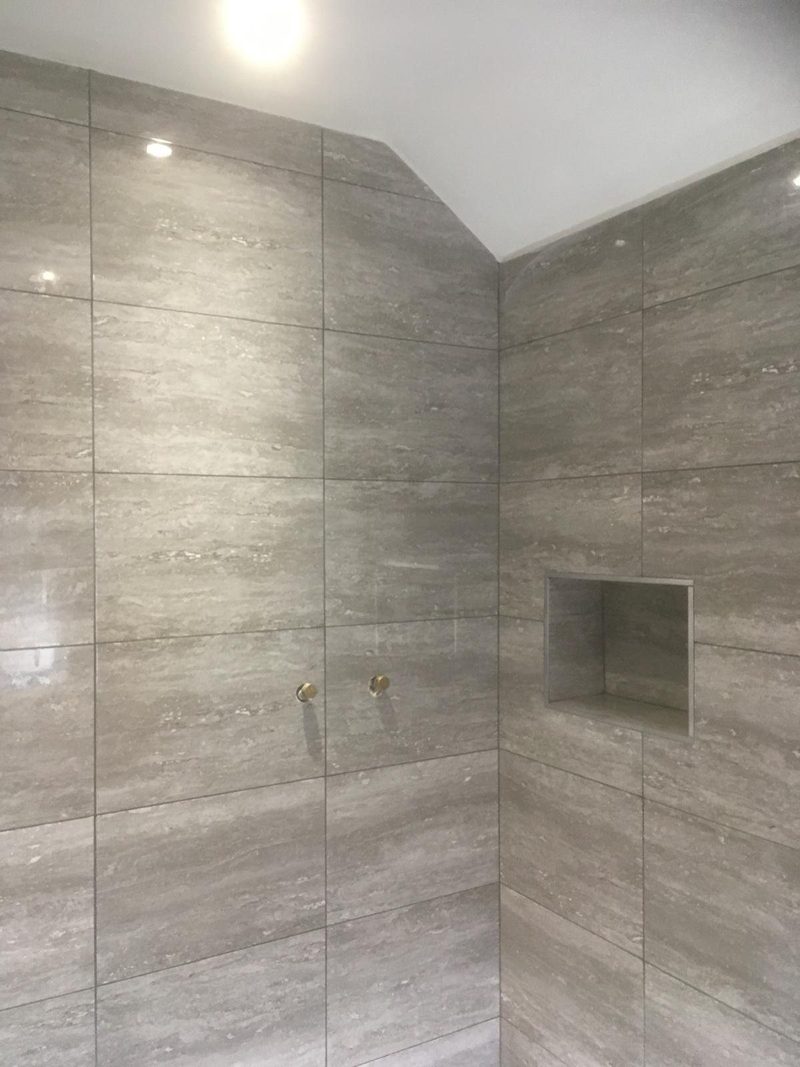 Travertine-effect walk-in shower
