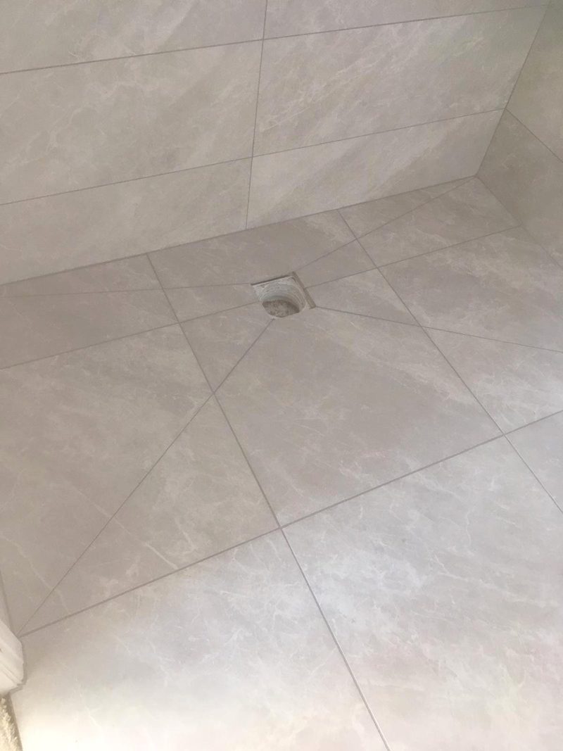 Wet room floor with envelope cuts